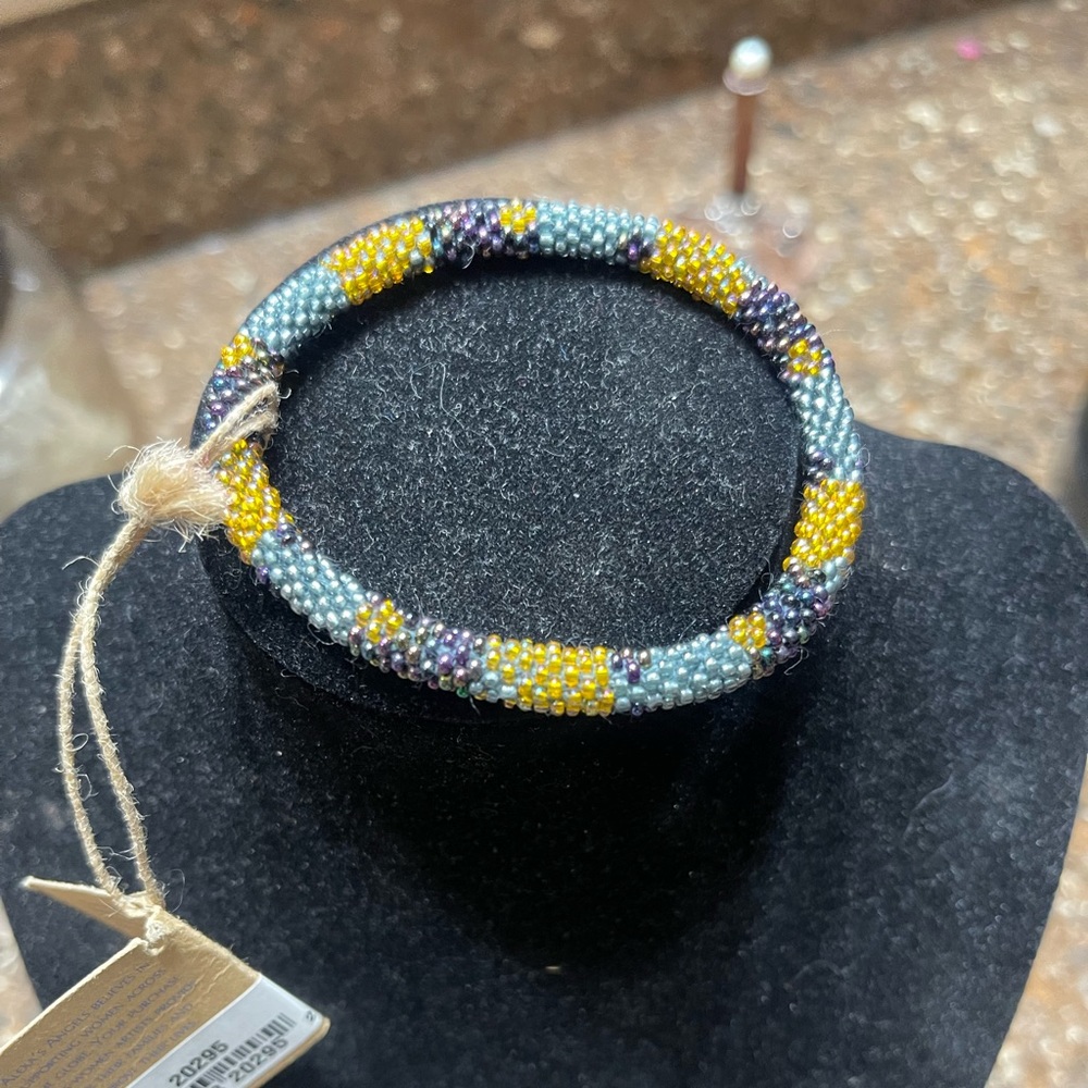 🌺NWT BEADED BRACELET WITH PURPLE, PALE BLUE & YELLOW IRIDESCENT BEADS🌺